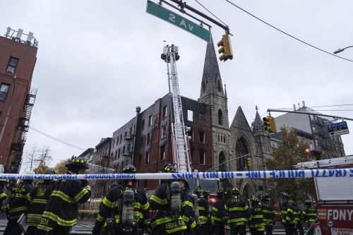 Hỏa hoạn thiêu rụi bên trong nhà thờ 128 tuổi ở New York