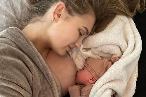 Thiên thần nội y Romee Strijd sinh con gái đầu lòng