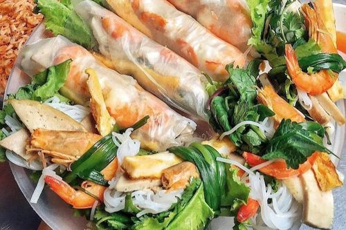Thưởng thức loạt món ăn vặt trong chuyến food tour Hải Phòng