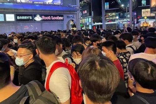 Cửa hàng bị tạm đóng cửa vì để trăm khách tụ tập săn giày