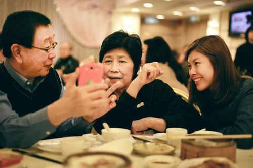 Lớp học dùng smartphone dành cho người cao tuổi tại Trung Quốc