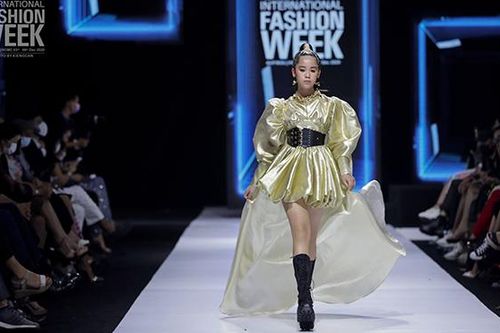 'Mẫu nhí' Bella Vũ tự tin catwalk cùng siêu mẫu Võ Hoàng Yến