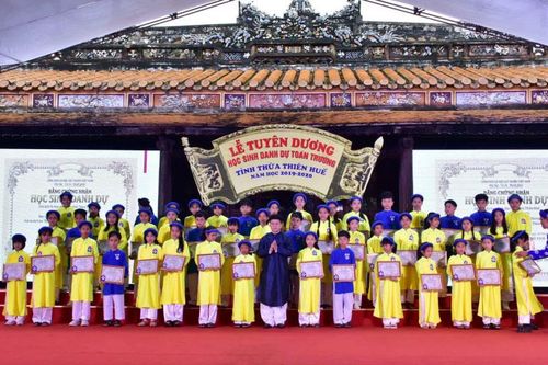 Thừa Thiên Huế vinh danh 367 'Học sinh danh dự toàn trường' tại Quốc Tử Giám