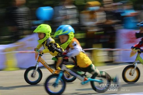 Gay cấn màn đua xe thăng bằng của những cua-rơ nhí