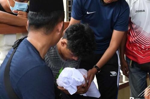 Tiền vệ đội tuyển Malaysia gặp tai nạn, con trai 22 ngày tuổi tử vong