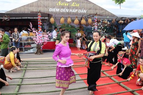 Vẻ đẹp trang phục truyền thống của phụ nữ các dân tộc thiểu số