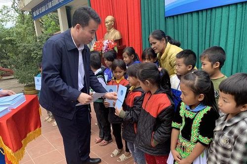 BHXH Việt Nam: Thiết thực, ý nghĩa từ chương trình tặng thẻ BHYT cho học sinh có hoàn cảnh khó khăn