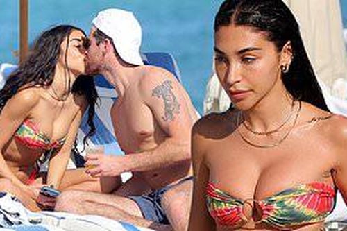 Nữ DJ Chantel Jeffries cực 'bốc lửa' với áo tắm quây nhỏ xíu