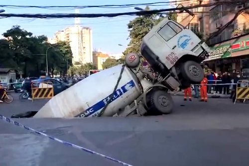Xe trộn bê tông bị hố tử thần 'khổng lồ' nuốt chửng