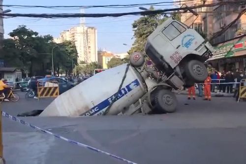 Hố tử thần khổng lồ nuốt chửng xe trộn bê tông giữa ngã tư