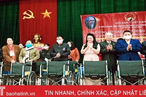 Hội Nam y Việt Nam tặng quà cho người khuyết tật, hộ nghèo Hương Sơn