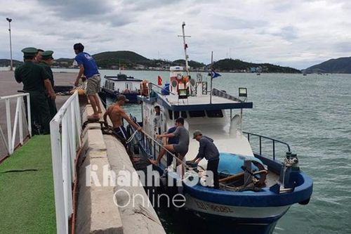 Tàu đánh cá bị sóng lớn đánh chìm, 5 ngư dân được cứu sống