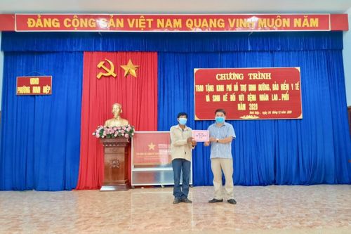 Phường Ninh Hiệp trao kinh phí hỗ trợ cho bệnh nhân lao - phổi