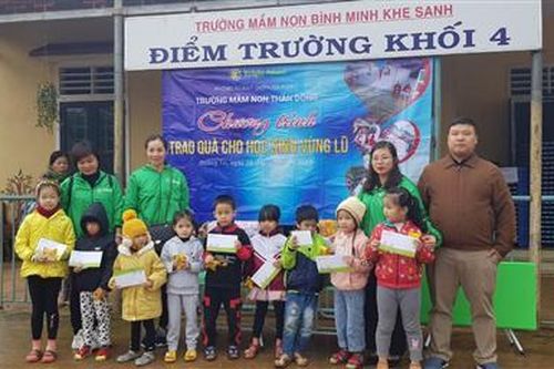 Tặng quà cho học sinh các trường mầm non của huyện Hướng Hóa