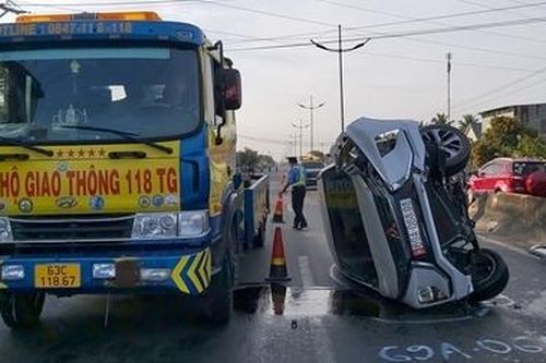 Thoát chết khi chiếc ô tô lao vào dải phân cách rồi lật ngang đường