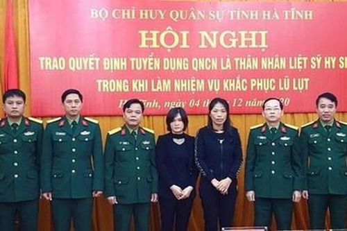 Tuyển dụng vợ của hai liệt sỹ hy sinh do lở núi làm quân nhân chuyên nghiệp