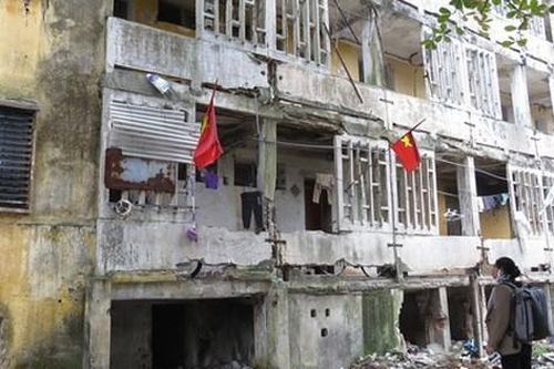 Nghệ An: Một số hộ dân quyết bám trụ trong khu chung cư chờ sập