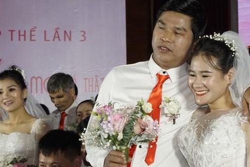 Nghẹn ngào hạnh phúc sau hơn 10 năm sống chung mới được làm đám cưới