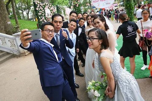 Xúc động đám cưới tập thể của 46 cặp đôi khuyết tật tại Hà Nội