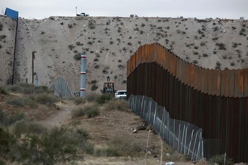 Bức tường biên giới Mỹ - Mexico: Muốn dừng vẫn cực tốn kém