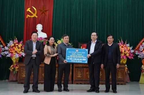 Chủ tịch Trần Thanh Mẫn thăm, tặng quà bà con vùng lũ Quảng Trị, Quảng Bình