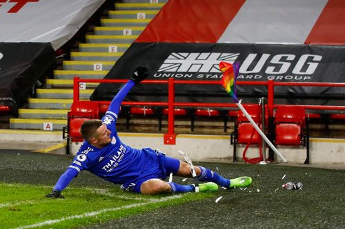 Vardy nhận thẻ vàng vì đạp gãy cột cờ góc
