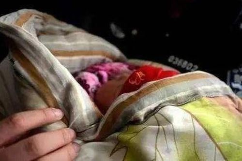 Cặp vợ chồng Trung Quốc lấy lại con gái sau khi bán vì hối hận