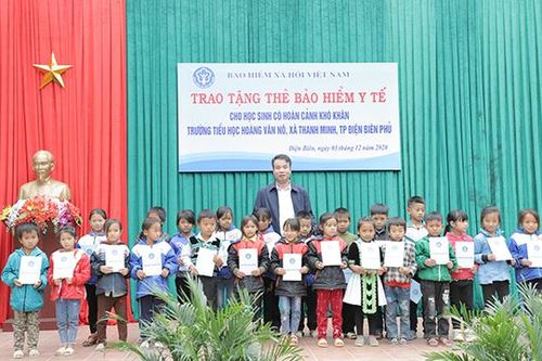 Trao tặng 'tấm lá chắn', đảm bảo an sinh xã hội vùng biên