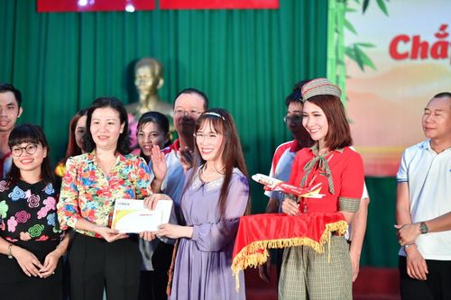 Quỹ học bổng Vừ A Dính vinh danh VietJet đồng hành hỗ trợ trẻ em vùng khó khăn
