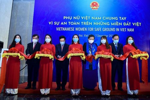 Triển lãm 'Phụ nữ Việt Nam chung tay vì sự an toàn trên những miền đất Việt'