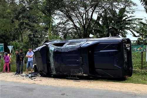 Va chạm xe ô-tô, hai thanh niên đi xe máy tử vong