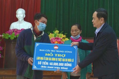 Chủ tịch Ủy ban Trung ương MTTQ Việt Nam tặng quà người dân vùng lũ Quảng Bình