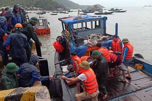 Cứu 10 người gặp nạn trên biển
