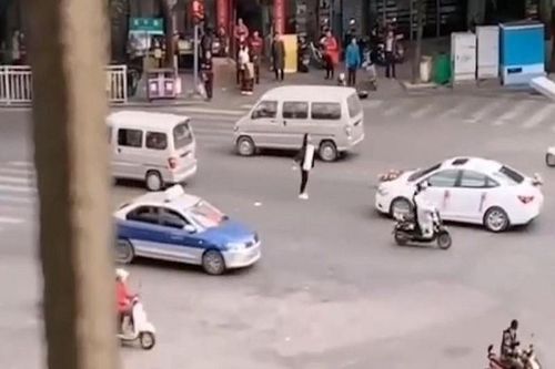 Cô gái chặn xe hoa, quyết không cho bạn trai cũ lấy vợ