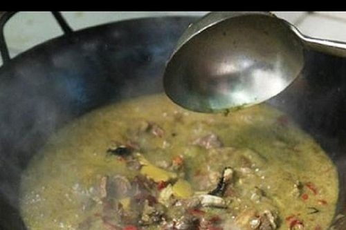 Độc đáo đặc sản lẩu phân bò, chỉ lễ lớn mới có để ăn