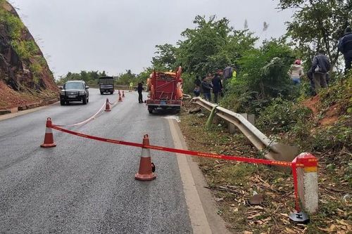 Xe tải lao xuống vực sâu trăm mét, 3 người thương vong