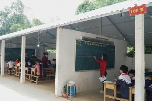 Chùm ảnh trường lớp cũ hỏng, thầy trò co ro học tạm trong nhà để xe đạp