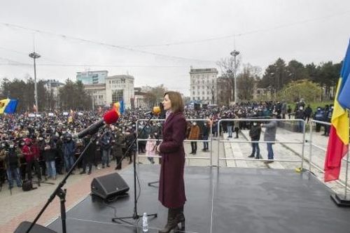 Tình hình Moldova: Căng thẳng leo thang, Tổng thống đắc cử kêu gọi biểu tình, hàng chục nghìn người chặn cửa Quốc hội