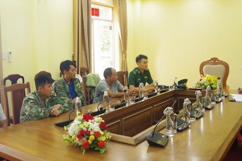 Tiếp nhận 5 thuyền viên trên tàu cá bị sóng biển đánh chìm