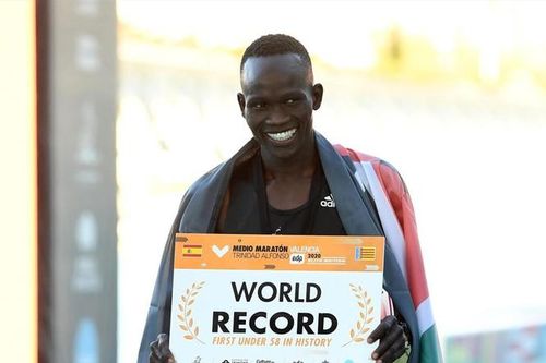 Kỷ lục thế giới chạy Marathon 21,1 km bị phá sâu, 4 VĐV vượt qua giới hạn con người
