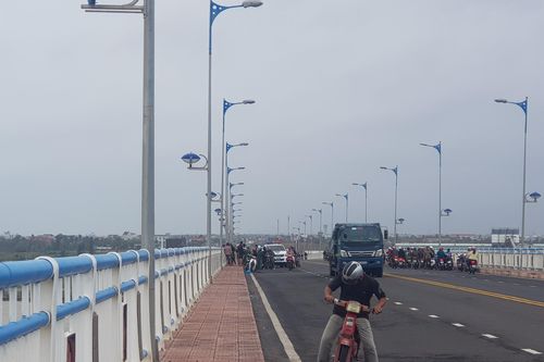 Cứu cô gái nhảy cầu ở Phú Yên