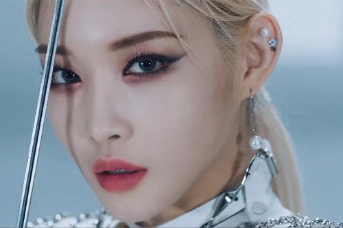 Nữ ca sĩ từng bị gọi là 'virus corona' khi đến Ý - Chung Ha mắc COVID-19
