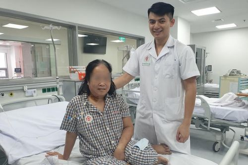 Bị ong đốt 1 nhát, người phụ nữ Hà Nội sốc phản vệ nguy kịch