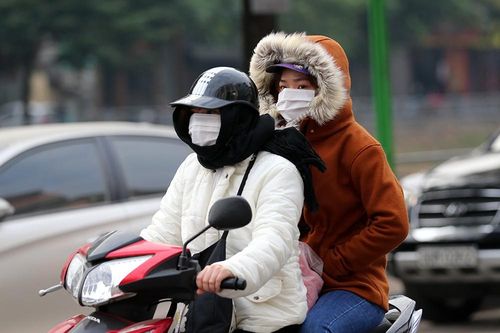Rét đầu đông, dân Hà Nội kín mít đi làm, Hồ Tây vắng bóng người qua lại