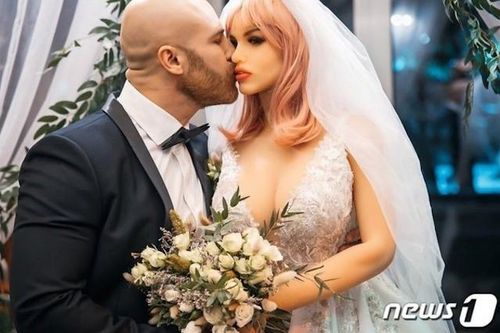 Vận động viên thể hình kết hôn cùng... búp bê sau hai năm 'hẹn hò'