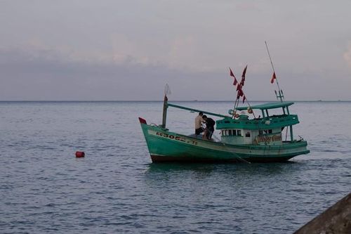 Đánh cá trên biển, 2 ngư dân bị sóng cuốn mất tích