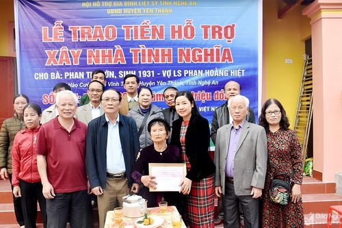 Hội Hỗ trợ gia đình liệt sỹ trao tiền xây nhà tình nghĩa cho thân nhân liệt sỹ ở Yên Thành