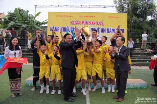 Đánh bại Yên Thành, Thái Hòa vô địch Giải bóng đá Năng khiếu U10 tỉnh Nghệ An năm 2020