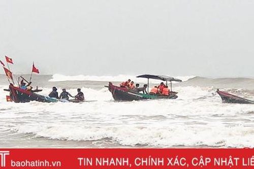 Cứu sống 2 ngư dân bị chìm thuyền trên vùng biển Hà Tĩnh