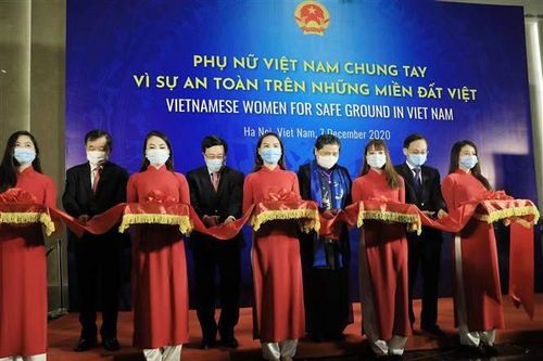 Triển lãm 'Phụ nữ Việt Nam chung tay vì sự an toàn trên những miền đất Việt'